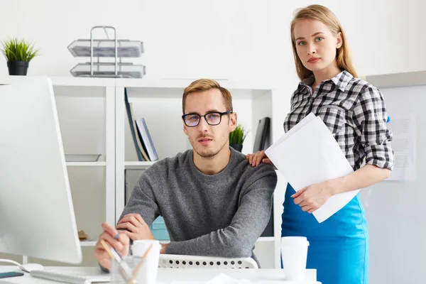 Jóvenes Empleados Confiados Ropa Casual Mirando Cámara Durante Trabajo — Foto de Stock