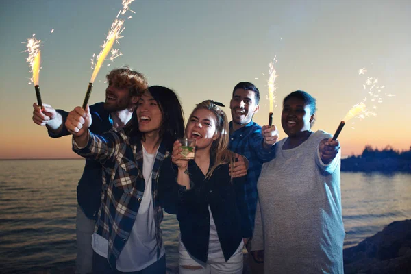 Gruppe Ekstatischer Freunde Mit Feuerwerkskörpern Amüsiert Sich Der Sommernacht Meer — Stockfoto