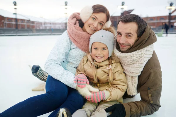 Familia Cariñosa Activa Ropa Invierno Sentada Pista Patinaje — Foto de Stock