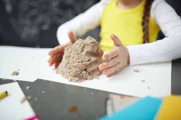 Руки Маленької Дівчинки Навколо Купи Кінетичного Піску — стокове фото
