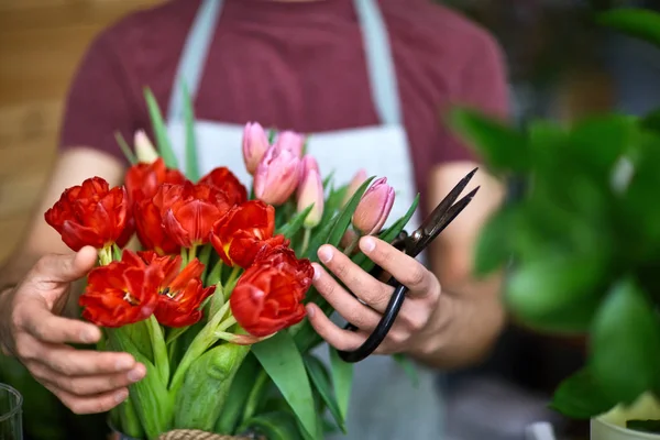 Florista Con Tijeras Arreglando Ramo Tulipanes — Foto de Stock