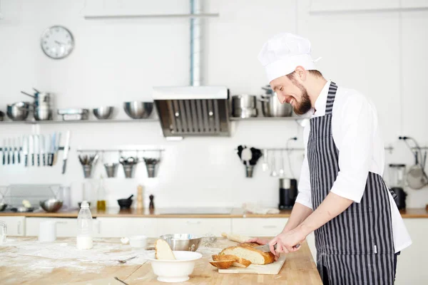 Joven Pastelero Rebanando Pan Lugar Trabajo — Foto de Stock