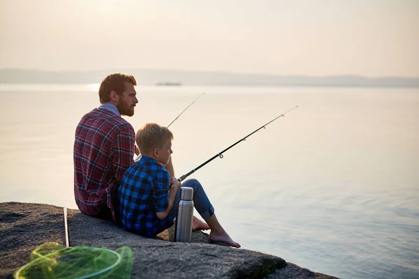 Visão Traseira Retrato Homem Adulto Adolescente Sentado Junto Rochas Pescando — Fotografia de Stock