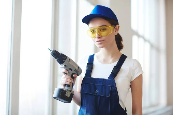 Porträtt Ung Självsäker Kvinna Poserar Med Borrmaskin Och Ler Medan — Stockfoto