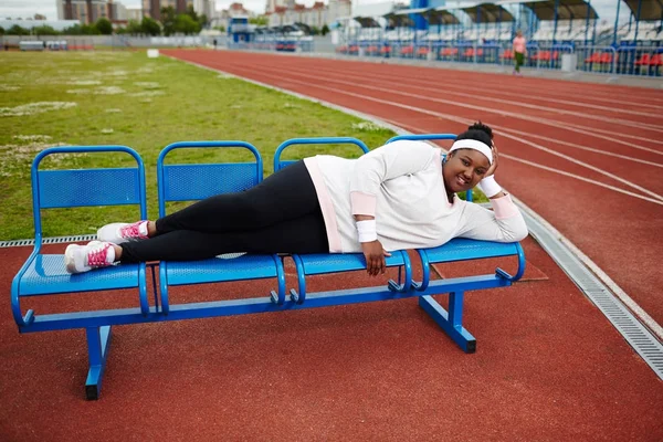 Mulher Africana Gorda Deitada Banco Relaxante Depois Exercitar Estádio Atletismo — Fotografia de Stock