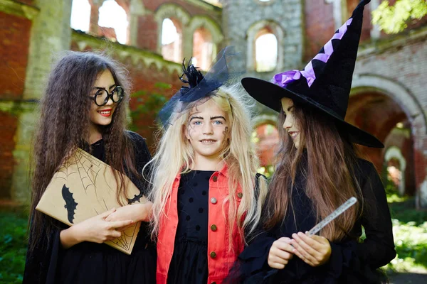 Feliz Halloween Menina Olhando Para Câmera Entre Seus Amigos Bruxos — Fotografia de Stock