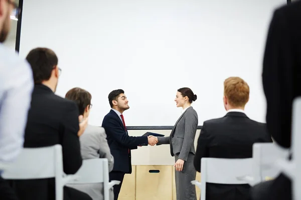 Profilbild Von Fröhlichen Geschäftspartnern Beim Händeschütteln Interaktiven Whiteboard Konferenzsaal — Stockfoto