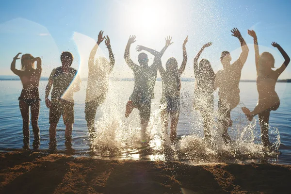 Wesoły Młodych Ludzi Splaching Wody Podczas Tańca Gorące Dni — Zdjęcie stockowe