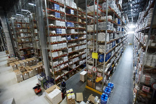 Ambar iç raflar ve raflar ile geniş açı çekim