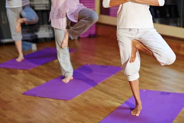 Drei Frauen Stehen Bei Yoga Übung Auf Einem Bein — Stockfoto