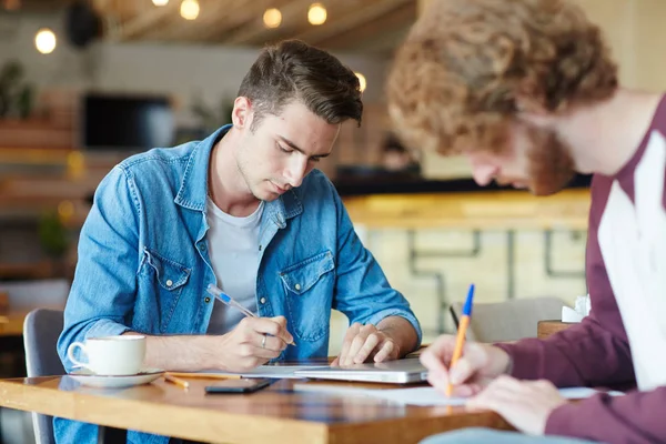 Dos Chicos Preparándose Para Seminario Cafetería Después Clases — Foto de Stock