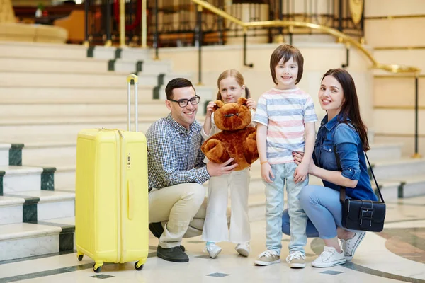 Famiglia Turisti Con Bagagli Piedi Nel Salone Dell Hotel — Foto Stock