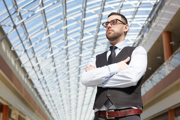 Erfahrener Händler Formalbekleidung Verschränkt Die Arme — Stockfoto