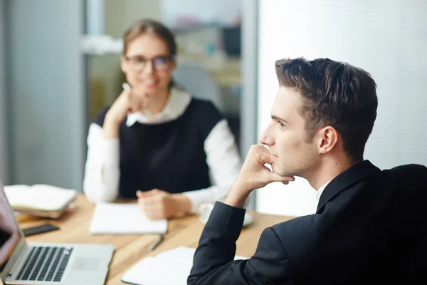 Giovane Manager Pensoso Suo Collega Sfondo — Foto Stock