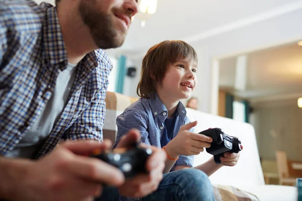 Щасливий Хлопчик Консоллю Його Батько Грає Відеогру Вдома — стокове фото