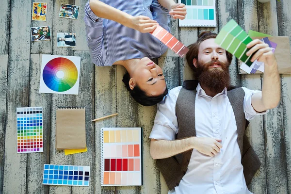 Diseñadores Working Con Muestras Eligiendo Colores Para Interiores — Foto de Stock