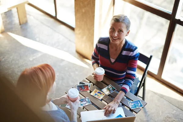 Ler Gamla Kompisar Prata Med Släktingar Video Chat — Stockfoto