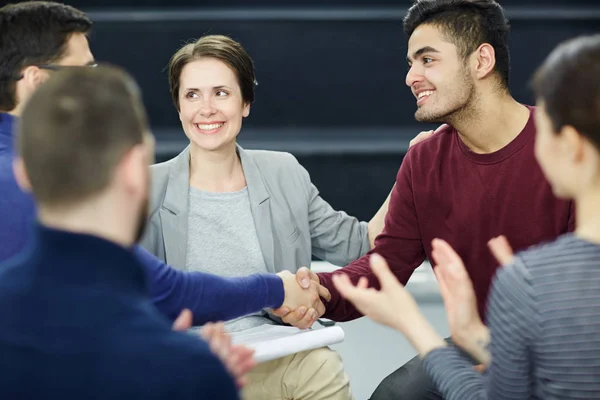 Psychologische Groep Bedienden Handshaking Praten Terwijl Hun Collega Applaudisseren — Stockfoto