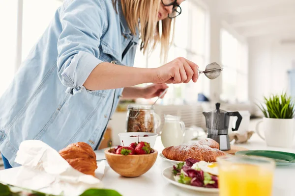 Estilista Comida Que Prepara Refeição Leve Para Atirar Estúdio — Fotografia de Stock