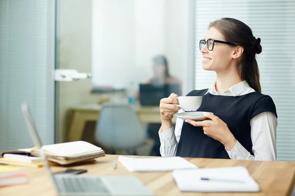 オフィスで彼女の職場で休憩を持つ紅茶のカップを持つ若い女性 — ストック写真