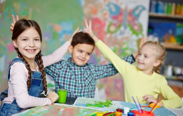 Lächelnde Kinder Haben Spaß Beim Zeichenunterricht — Stockfoto
