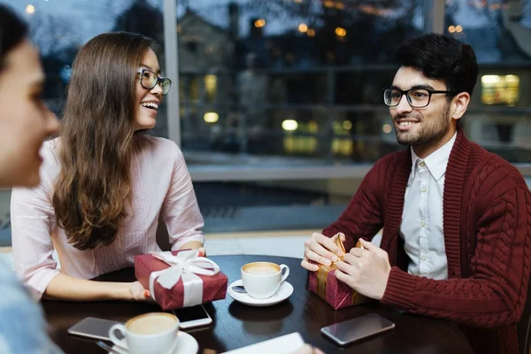 Groupe Copains Profitant Temps Passé Café Soirée Vacances — Photo