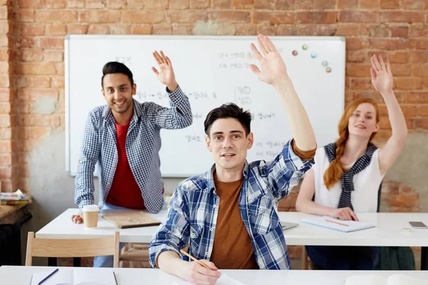 Clevere Teenager Beantworten Fragen Des Lehrers — Stockfoto