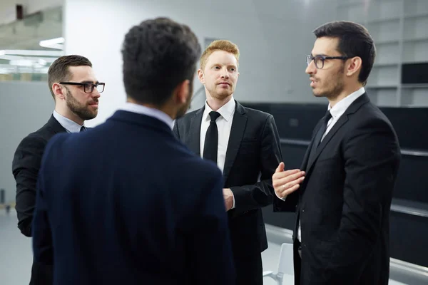Equipe Empresários Ouvindo Seu Líder Reunião — Fotografia de Stock