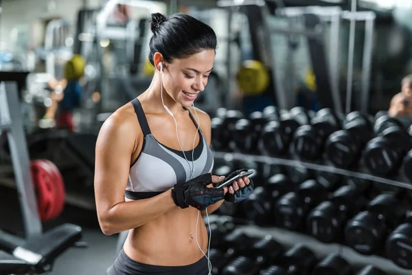 Porträtt Välbyggda Muskulös Kvinna Lyssna Musik Med Smartphone Gymmet Innan — Stockfoto