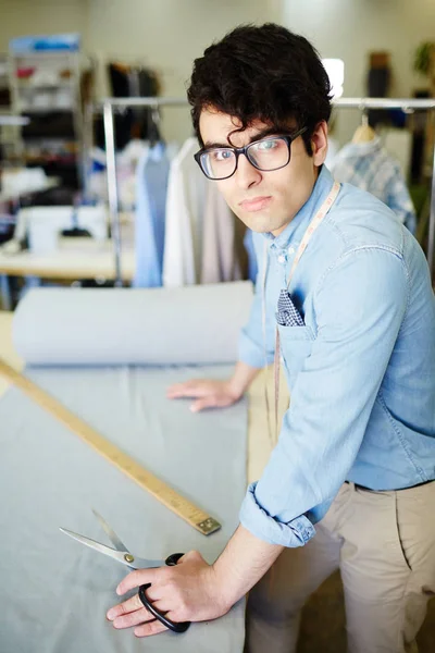 Young Craftsman Working Fabric Atelier — Stock Photo, Image