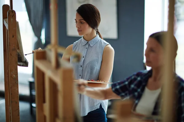 Dos Mujeres Pintando Caballetes Escuela Artes —  Fotos de Stock