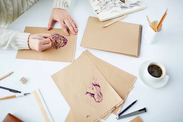 Manos Artista Dibujando Fotos Mujeres Por Mesa — Foto de Stock