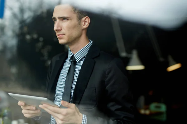 Retrato Jovem Empresário Bonito Usando Tablet Digital Para Trabalhar Escritório — Fotografia de Stock