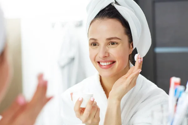 Souriante Fille Avec Serviette Sur Tête Appliquer Crème Visage — Photo