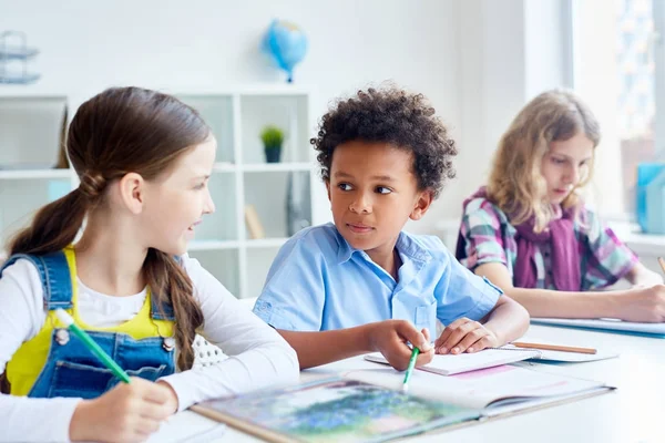 Niños Inteligentes Discutiendo Algo Libro Texto Durante Lección Literatura —  Fotos de Stock