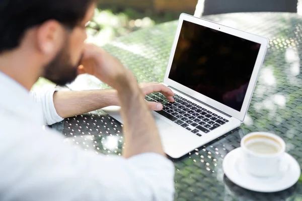 Bärtiger Finanzmanager Mit Hochgekrempelten Hemdsärmeln Auf Der Suche Nach Rechenfehlern — Stockfoto