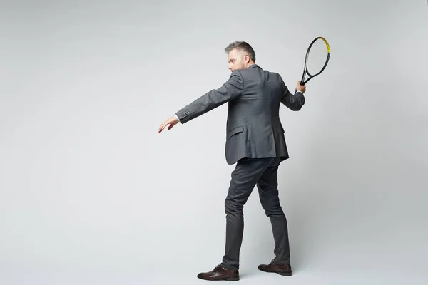 Retrato Hombre Negocios Mediana Edad Traje Golpeando Tiro Con Raqueta — Foto de Stock