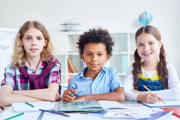 Tre Duktiga Barn Som Arbetar Grupp Lektion — Stockfoto