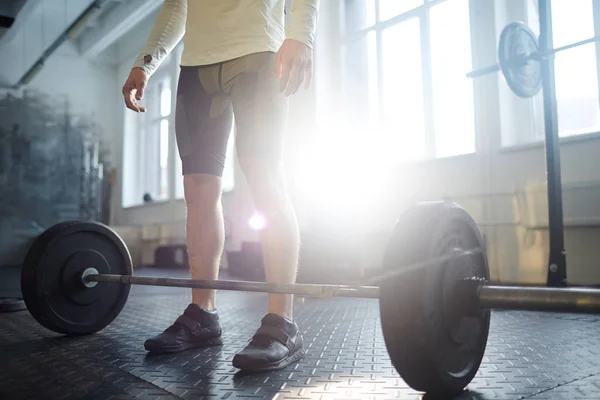 Atleta Ropa Deportiva Pie Por Barra Gimnasio —  Fotos de Stock