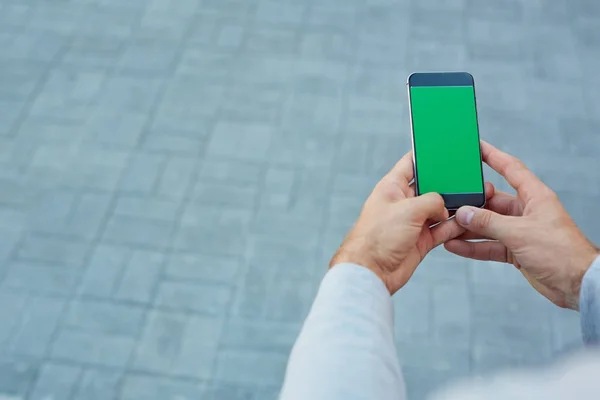 Close Tiro Mãos Masculinas Segurando Smartphone Moderno Com Tela Branco — Fotografia de Stock