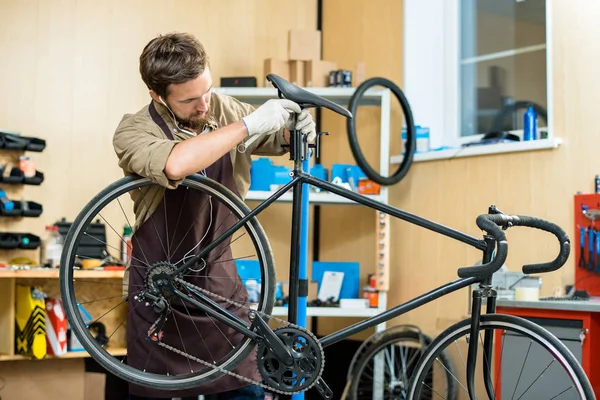 Bärtige Junge Mechaniker Mit Schürze Hören Musik Über Kopfhörer Beim — Stockfoto