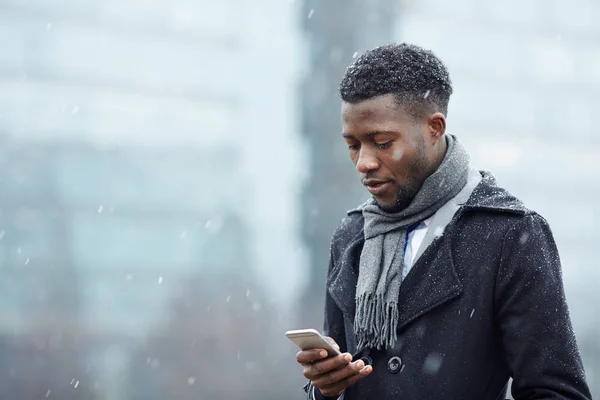 Портрет Красивий Афро Американський Бізнесмен Допомогою Смартфона Телефон Snowy Осінній — стокове фото
