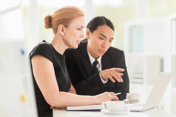 Konzentrierte Arbeiter Formalbekleidung Die Die Ergebnisse Ihrer Arbeit Analysieren Während — Stockfoto