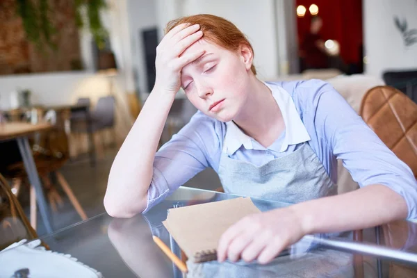 Portret Wyczerpany Młoda Kelnerka Cierpiących Straszny Ból Głowy Siedzi Przy — Zdjęcie stockowe