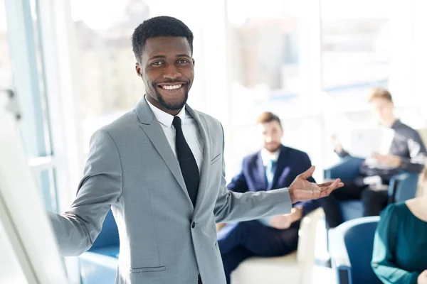 Lächelnder Unternehmensführer Blickt Während Der Präsentation Die Kamera — Stockfoto