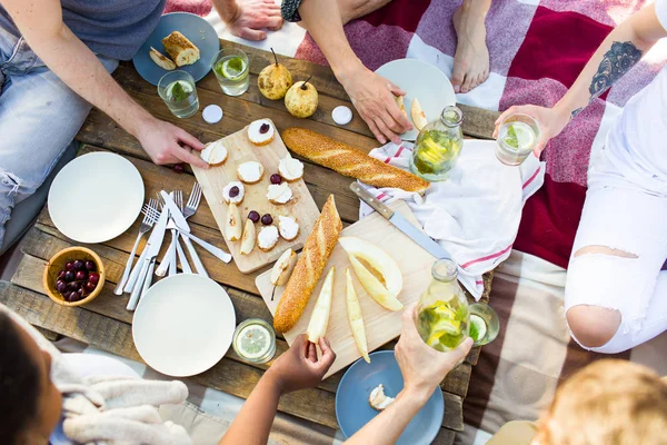 Menschliche Hände Die Wochenende Essen Vom Picknicktisch Holen — Stockfoto
