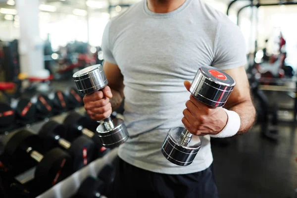 Genç Adam Dumbbells Ile Egzersiz Pratik — Stok fotoğraf