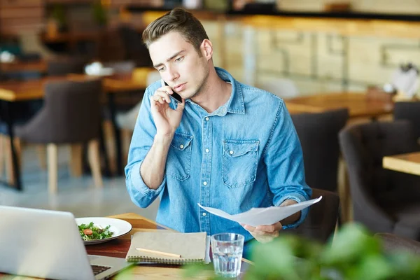 Többfeladatos Üzletember Papírok Beszél Smartphone Online Adatolvasás Laptop Kávézóban Ebéd — Stock Fotó
