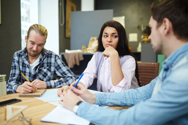 Giovani Compagni Gruppo Che Discutono Compiti Nuovo Incarico — Foto Stock