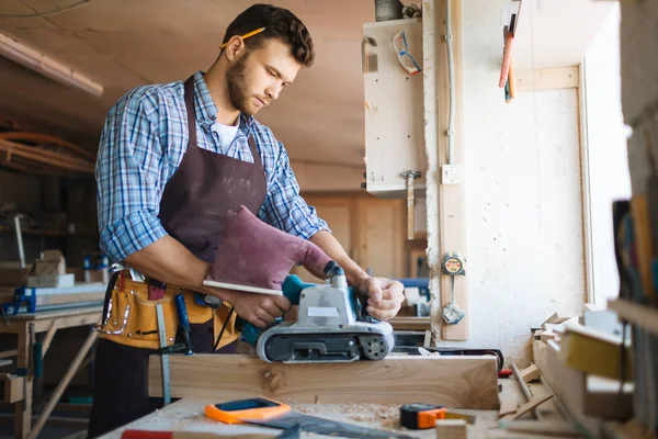 Cintura Retrato Jovem Artesão Cabelos Escuros Vestindo Camisa Verificada Trabalhando — Fotografia de Stock